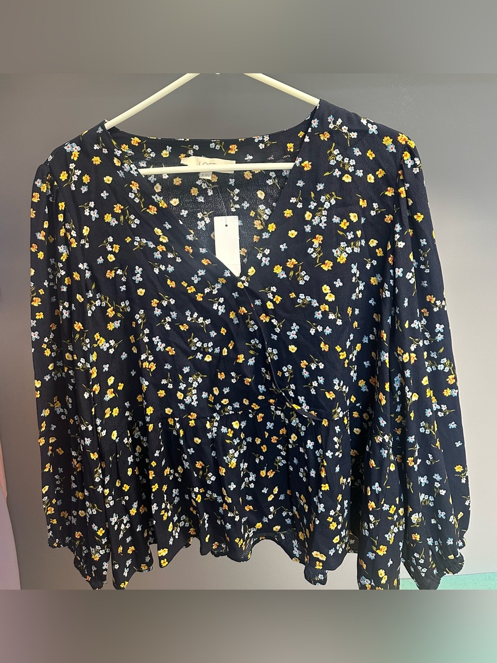 LOFT size MEDIUM Floral V-Neck Peplum blouse.NAVY with YELLOW & WHITE Flowers